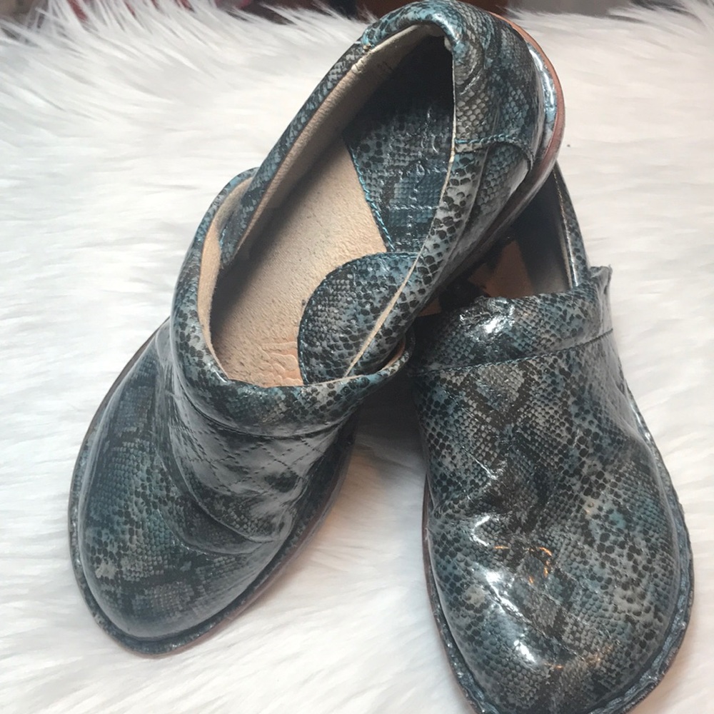 BOC clog, Size 6.5, snakeskin print